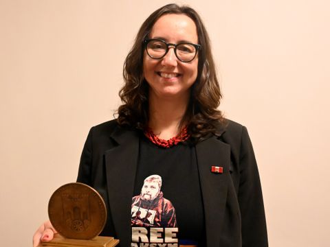 Oleksandra Bienert mit der Pankower Bezirksmedaille 2024