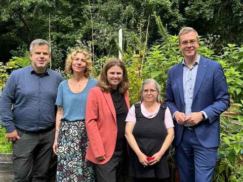 Bezirksstadtrat Andy Hehmke, Anna Maase, stellv. Amtsleitung Amt für Weiterbildung und Kultur, eine Mitarbeiterin der Pop-Up-Bibliothek Else Ury und Finansenator Stefan Evers