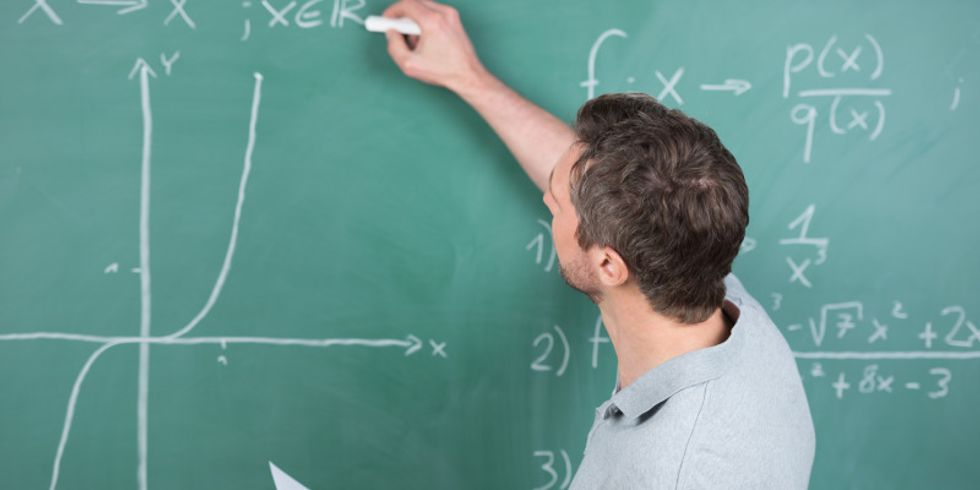 Mathematik Lehrer schreibt an Tafel