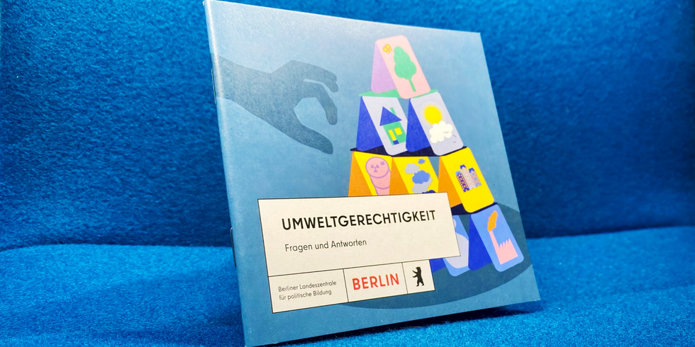 Broschüre "Umwelrgerechtigkeit - Fragen und Antworten" - Titelbild mit Kartenhaus, dessen einzelne Karten unterschiedliche Aspekte des Themas symblsieren, z.B. Flora und Fauna, Wohnen, Luftqualiät, Industrie, Atomkraft.