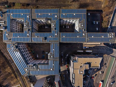 Mehrfamilienhaus mit Solaranlage, Foto von oben