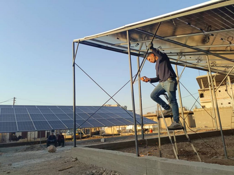 Installation der Solarpaneele in der Partnerstadt Dêrik