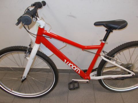 Rot-weißes Kinderfahrrad