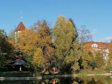 Blick über den Klarensee auf den Pilz-Pavillon und die Dorfkirche Tempelhof