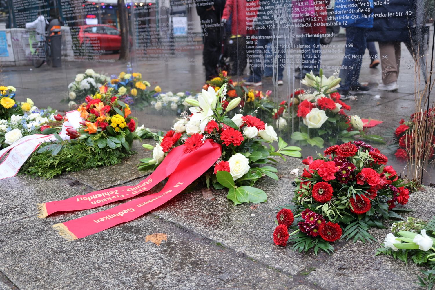 27. Januar 2023: Kranzniederlegung an der Spiegelwand Hermann-Ehlers-Platz