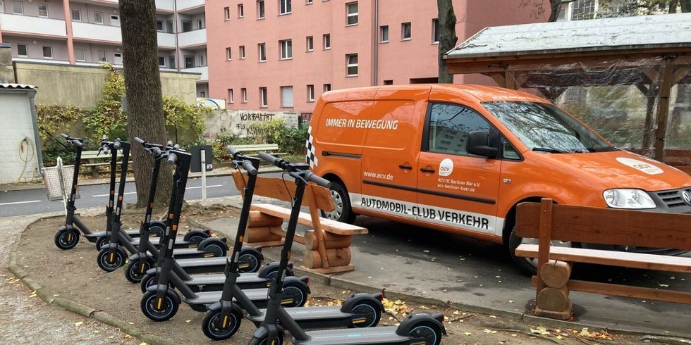 Jugendverkehrsschule stellt E-Scooter für Training bereit. 