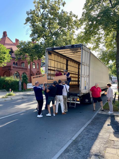 Bildvergrößerung: Verladung der Betten vor dem Rathaus Zehlendorf