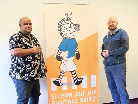 Bildvergrößerung: Von links: Hischam Assari, Jan Worath und das „Digital Zebra“ (Illustration: Jens Nordmann)