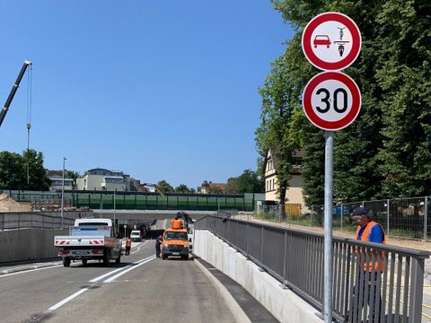 Bildvergrößerung: Bauarbeiten auf einer Straße; an der Seite steht ein Schild für eine Tempo 30 Zone und ein Schild für eine geteilte Farhbahn.