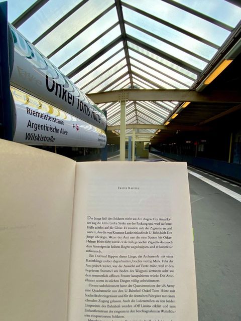 Bildvergrößerung: Buch auf im U-Bahnhof Onkel Toms Hütte