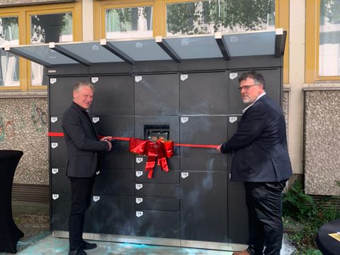 Der stellvertretende Bezirksbürgermeister Oliver Nöll bei der einweihung der Schließfächer für obdachlose Menschen.