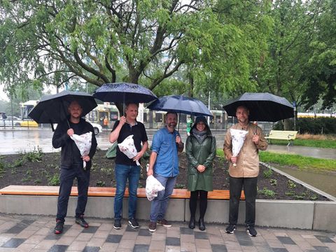 Eröffnung sanierter Vorplatz im Regen