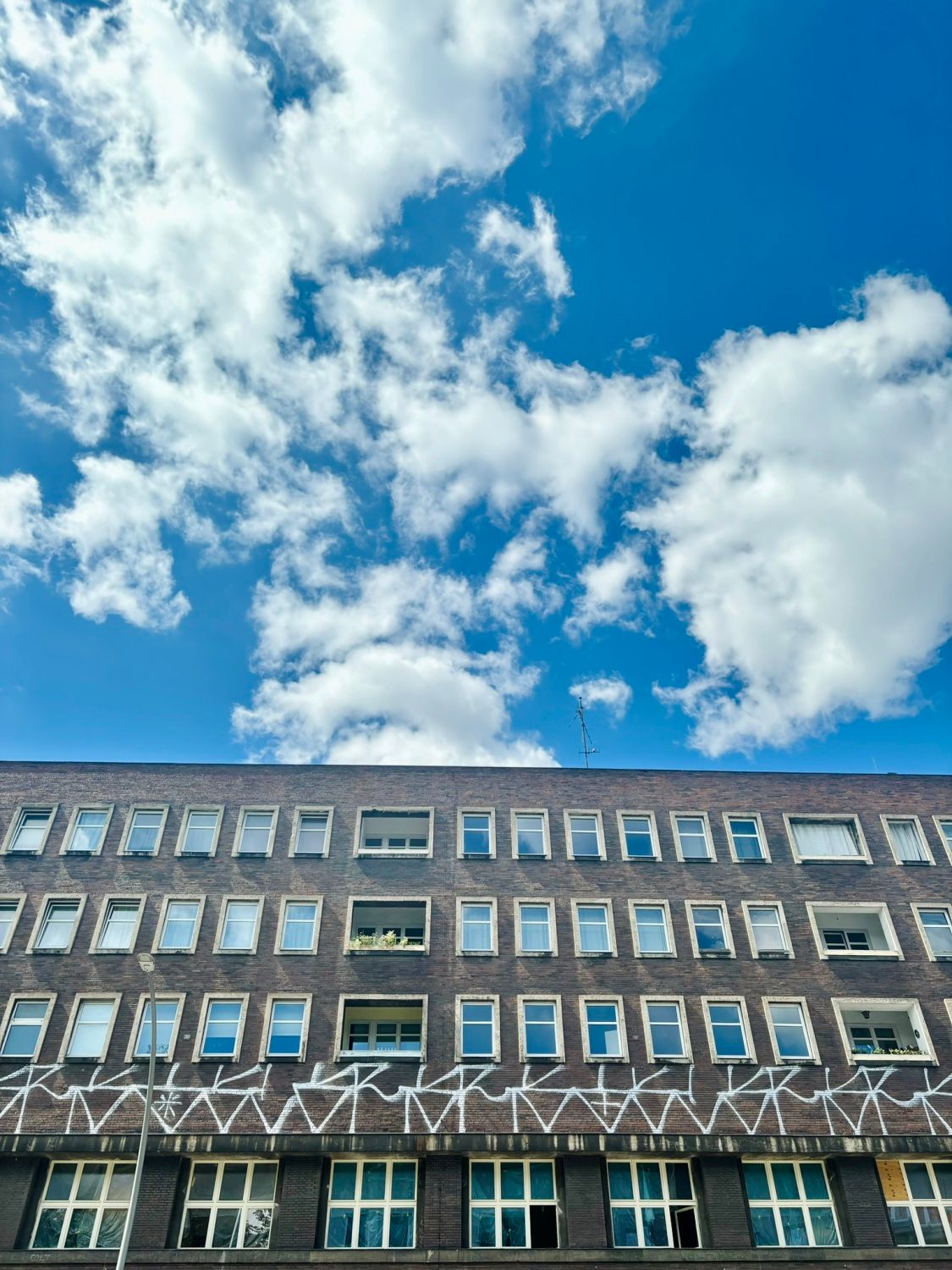 Gleichrichterwerk in der Hermannstraße mit blau-weißem Himmel