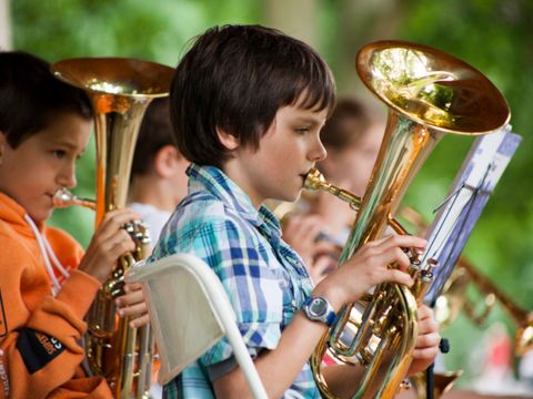 Junge spielt Euphonium im Blasorchester