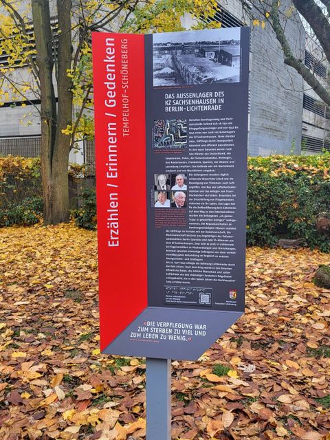 Bildvergrößerung: Eine Gedenktafel zum Außenlager des KZ Sachsenhausen in Berlin-Lichtenrade steht auf einer Grünfläche.