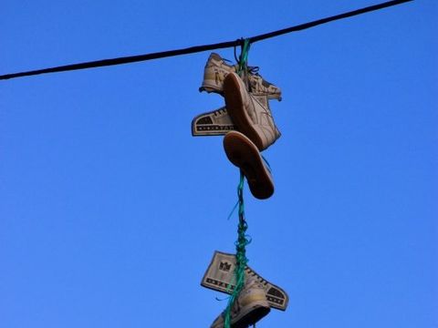 Schuhe hängend über Stromleitung