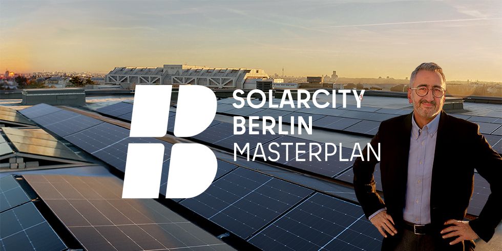 Mann auf Dach neben Solarpanelen, hinter ihm die Stadt Berlin. Auf dem Foto das Logo des Solarcity Berlin Masterplans.