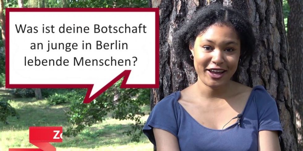 Portrait von Zoe Hagen mit Einblendung der Fragestellung: „Was ist deine Botschaft an junge in Berlin lebende Menschen?“