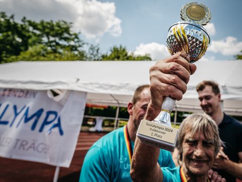 Der Bezirksstadtrat Max Kindler (o.re.) überreichte den glücklichen Gewinnern des Kubb-Turniers Medaillen und Preise
