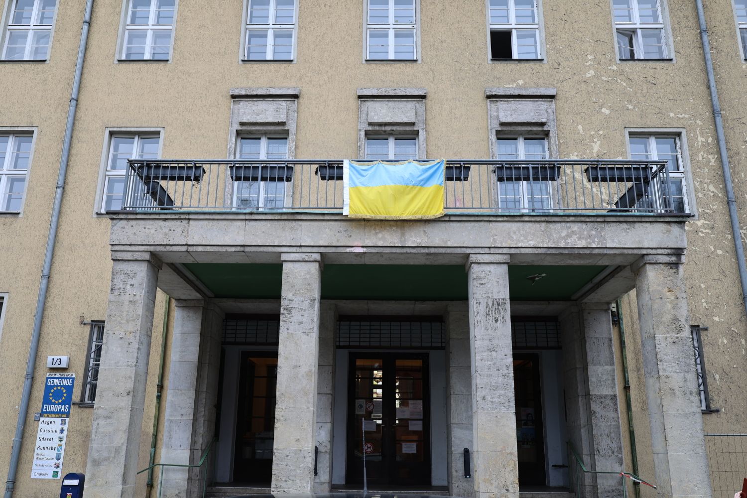 Die ukrainische Flagge über dem Eingang des Rathaus Zehlendorf