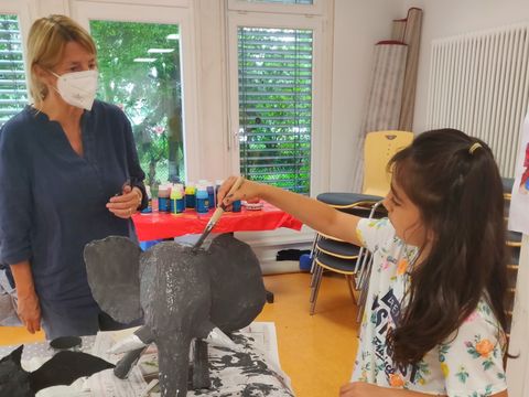 Bildvergrößerung: Katrin Rinne (Workshopleiterin TalentCAMPus) und Hatice (9) basteln einen Elefanten