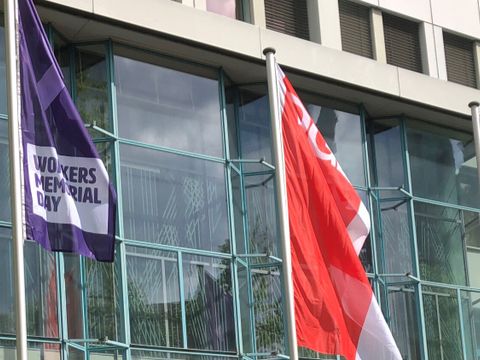 Fahnen anlässlich des Workers´ Memorial Day Gedenken vor dem ehemailigen Rathhaus Kreuzberg, Yorckstraße