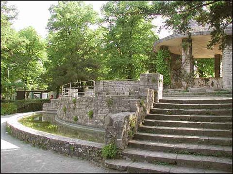 Pavillon und Brunnenwand