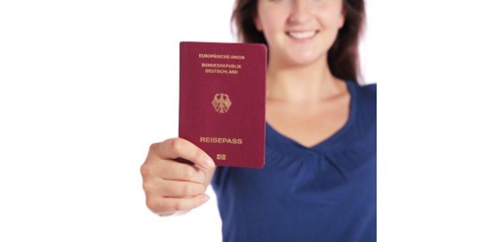 Frau hält deutschen Reisepass