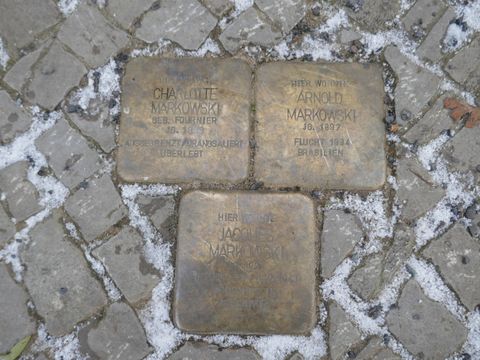 Bildvergrößerung: Stolperstein für Jaques, Arnold und Charlotte Markowski