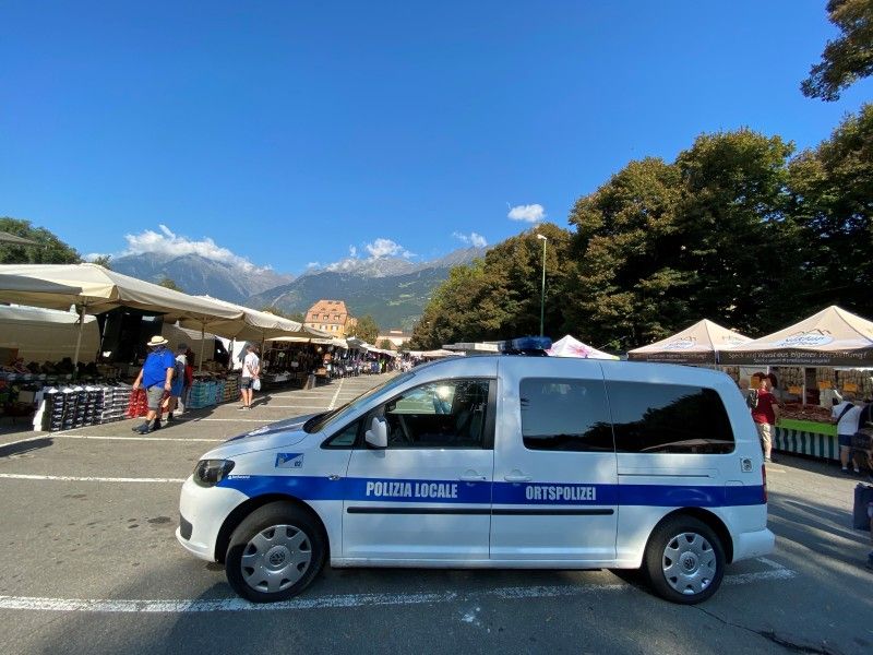 Wochenmarkt mit Polizeiauto