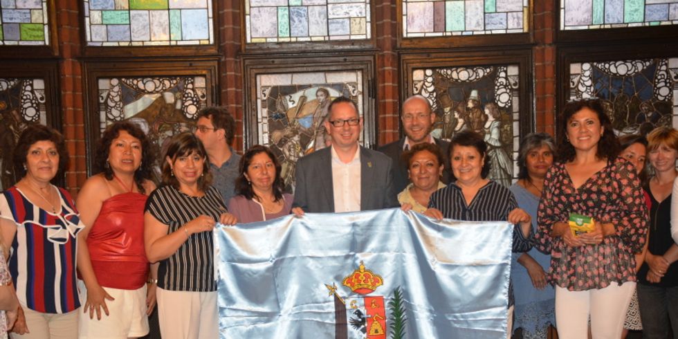 Bezirksbürgermeister Oiver Igel und BVV-Vorsteher Peter Groos empfangen die peruanische Delegation