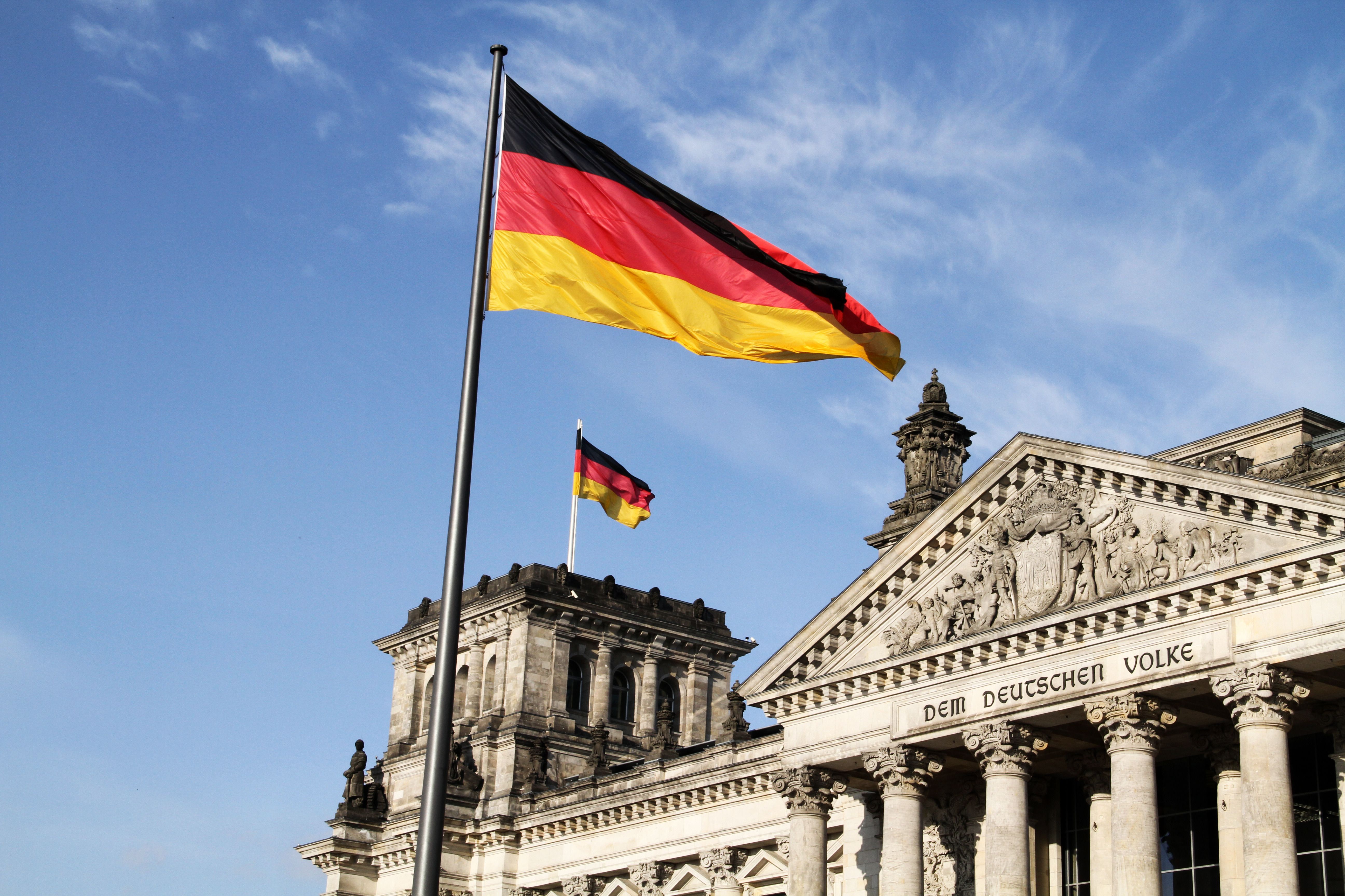 Reichstagsgebäude mit Deutschlandfahne