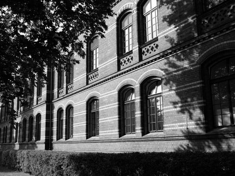 Fassade des ehemaligen Fachkrankenhauses für Neurologie und Psychiatrie Berlin-Lichtenberg, heute: Evangelisches Krankenhaus Königin Elisabeth Herzberge (schwarz-weiß)