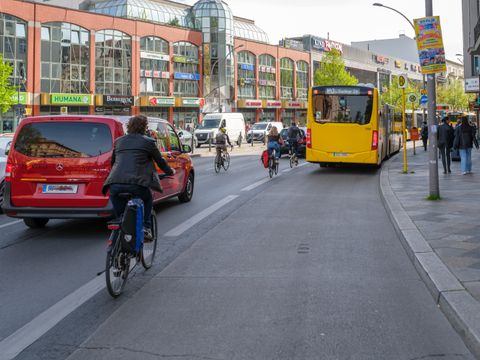 Fahrradfahrer an der Haupstraße