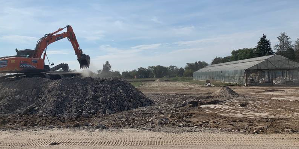 Ein Bagger steht auf einem Feld