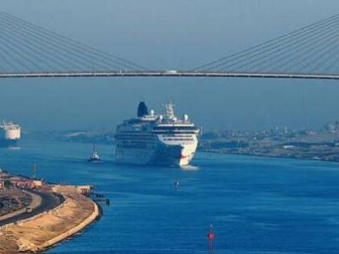 Passage mit Gegenverkehr. Ein Kreuzfahrtschiff fährt nahe al-Quantara, Ägypten, unter der Suezkanalbrücke hindurch. Die Wasserstraße kann seit wenigen Jahren in beiden Richtungen passiert werden.