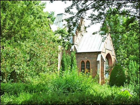 Blick über Grabfelder zur Kapelle