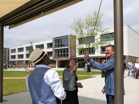Dr. Shiferaw, Bürgermeisterin Zivkovic und Senator Gaebler testen das neue Sonnensegel