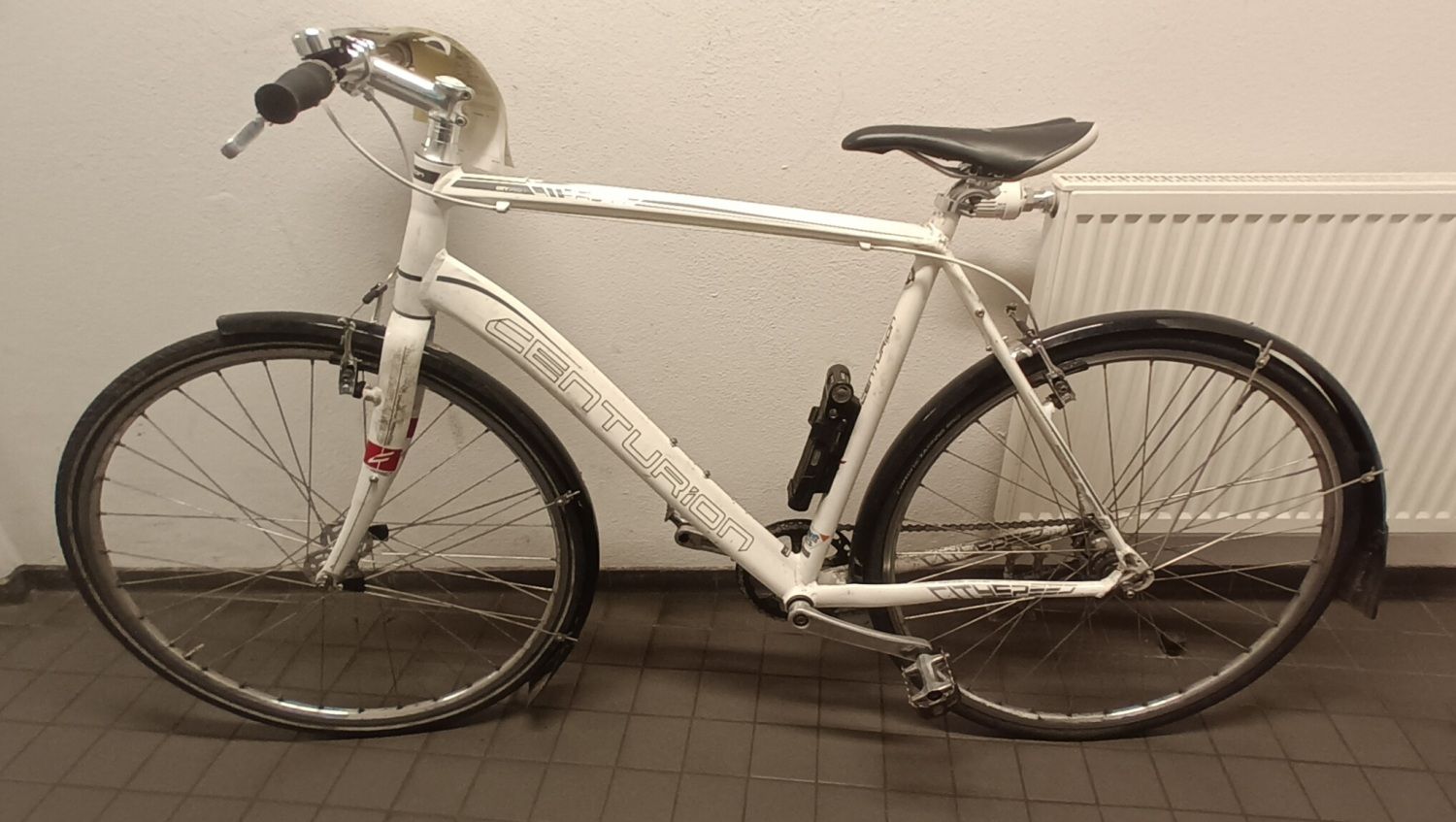 Weißes Herrenfahrrad