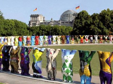 Buddy-Bär-Parade am Reichtsag in Berlin