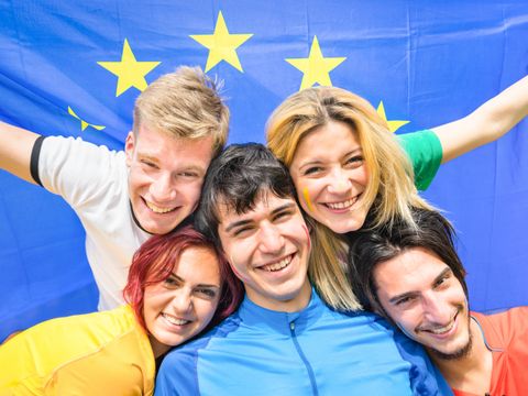 junge Menschen vor EU-Flagge