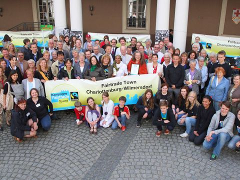 Bei der Titelverleihung am 9.6.2011 im runden Innenhof des Rathauses Wilmersdorf nahmen viele Geschäfte und Organisationen, die sich für fairen Handel engagieren, teil.