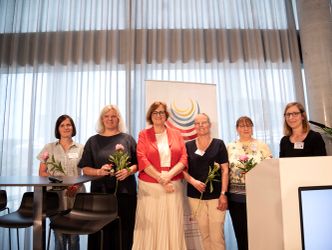 Gruppenfoto mit Senatorin Dr. Ina Czyborra und den neu aufgenommenen Mitgliedern bei der Tagung 2023 