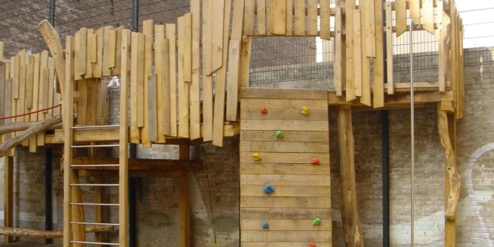 Spielgeraet aus Holz dem Spielplatz Hiddenseer Straße