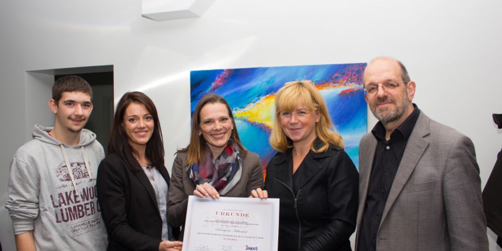 von links nach rechts: Nico W. (Auszubildender), Stefanie Greske (Deutsche Wohnen Service Point Leitung), Stefanie Steinfurth (Regionalleiterin Ost der Deutsche Wohnen), Juliane Witt (Bezirksstadträtin), Frieder Moritz (JaKuS gGmbH) 