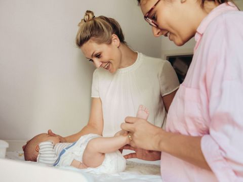 Zwei Frauen versorgen ein Baby