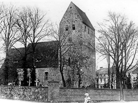 Bildvergrößerung: Eine schwarz-weiß Fotografie von einem Gebäude mit Turm.