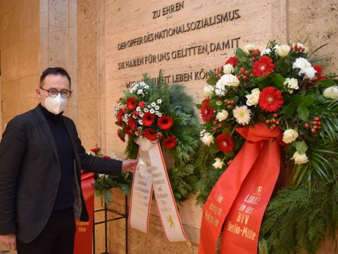 Bezirksbürgermeister Stephan von Dassel erinnert im Foyer des Rathauses Tiergarten an die Opfer des Nationalsozialismus
