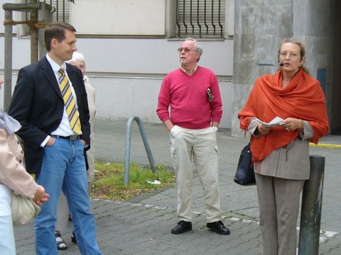 Bezirksbürgermeisterin Monika Thiemen eröffnet den Kiezspaziergang, links Roland Wolfrum, Bürgermeister aus Stadtsteinach, Foto: KHMM