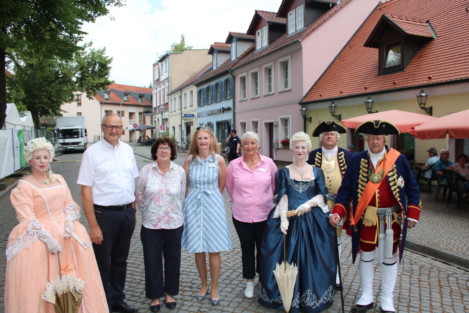 Gruppenbild mit König: Bezirksbürgermeisterin Maren Schellenberg (3.v.l.) mit Bürgermeisterin Michaela Wiezorek aus KW (4.v.r.) und der Vizelandrätin des Kreises Dahme-Spreewald, Susanne Rieckhof (4.v.l.)